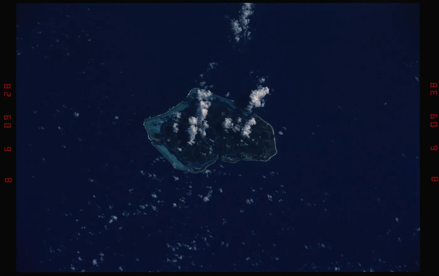 STS050-52-015 - STS-050 - Huahine Nui and Huahine Iti, Tahiti Aachipelago, Pacific Ocean. - DPLA - 51537df90a4
