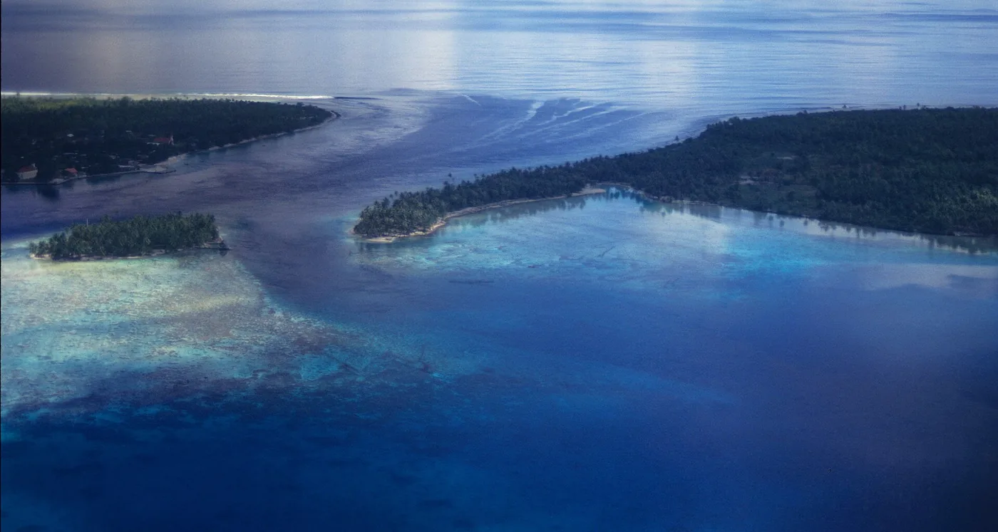 Entrance to the lagoon of Rangiroa Atoll in the Tuamotu Archipelago of French Polynesia. (35115394304)