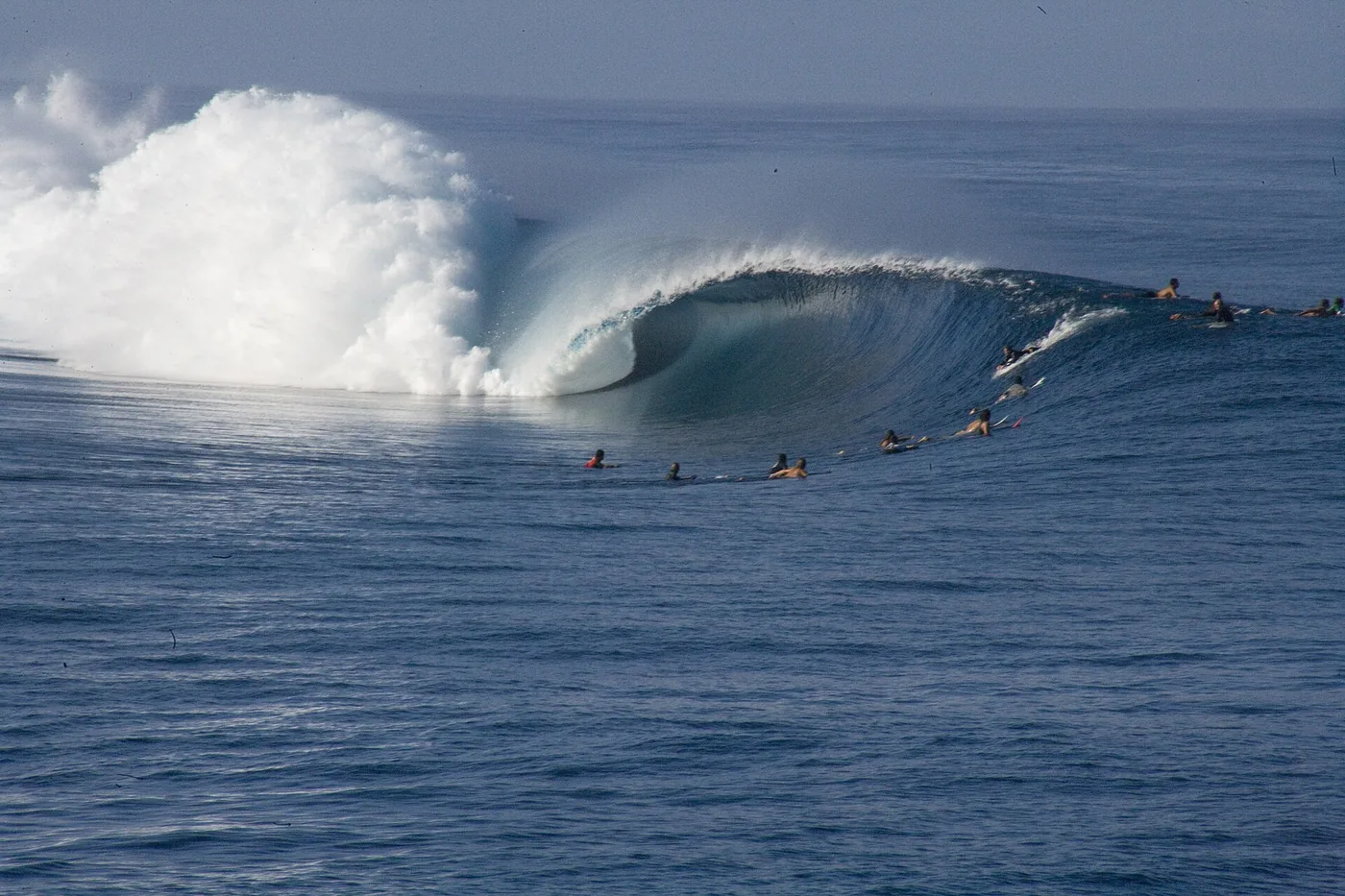 Teahupoʻo Surfing